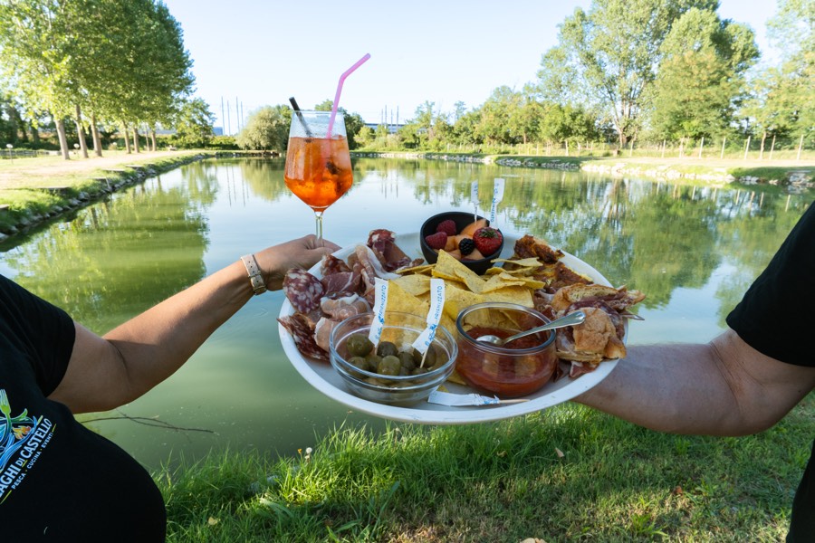 Spritz e tagliere di salumi serviti in riva al lago all'ora dell'aperitivo