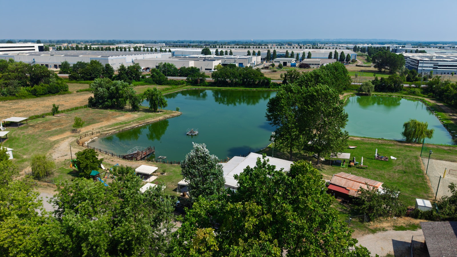 Il lago grande della pesca classica con il pontile e le zone relax