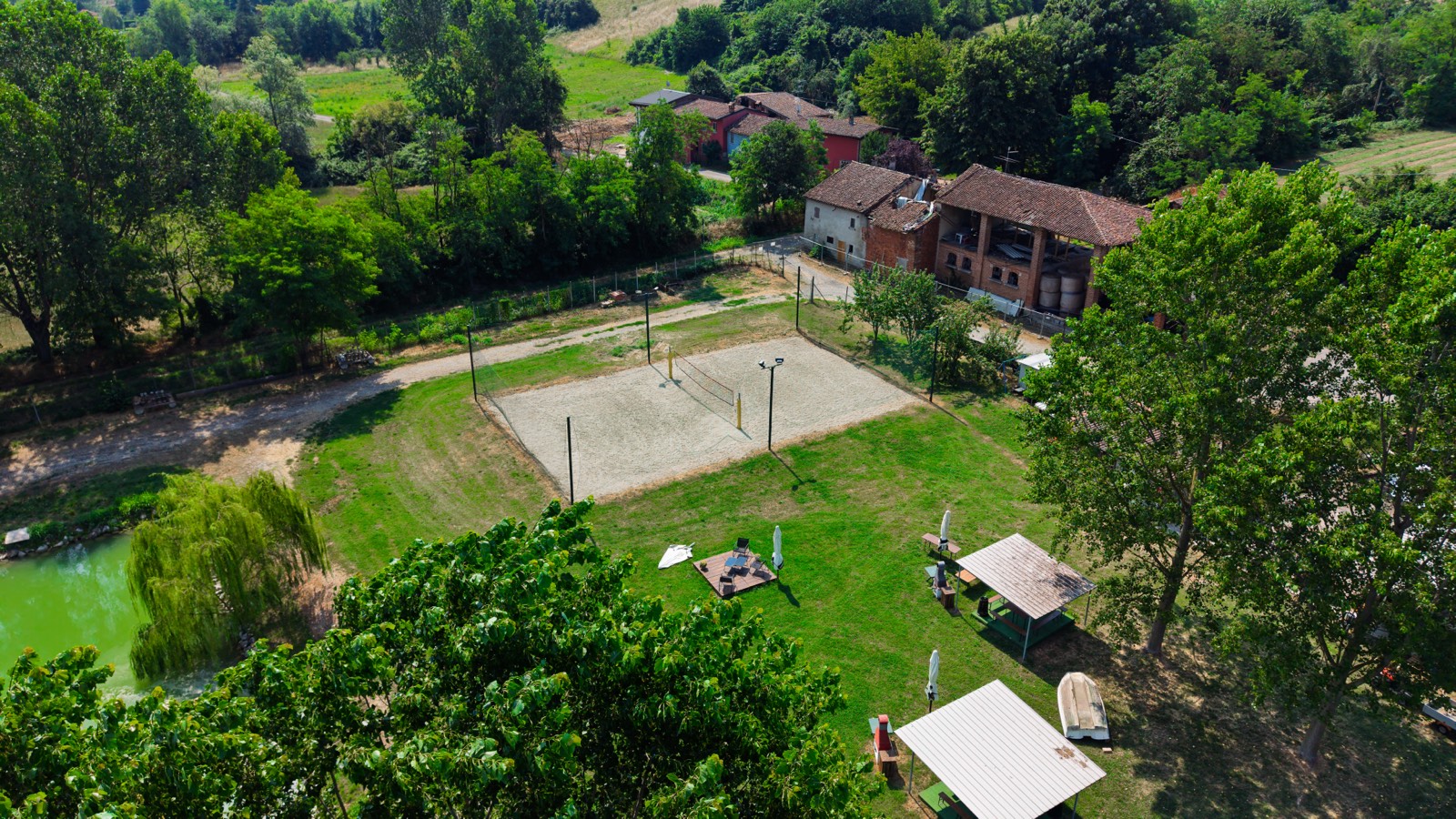 Il campo da beach volley circondato dagli alberi