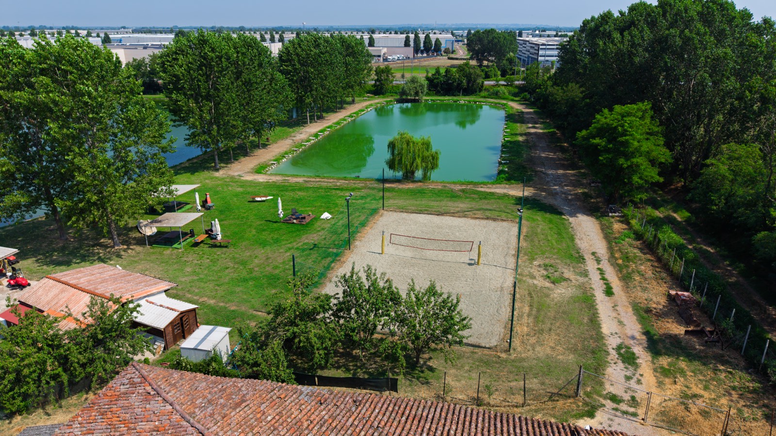 Il lago delle carpe accanto al campo da beach volley e alle postazioni griglia