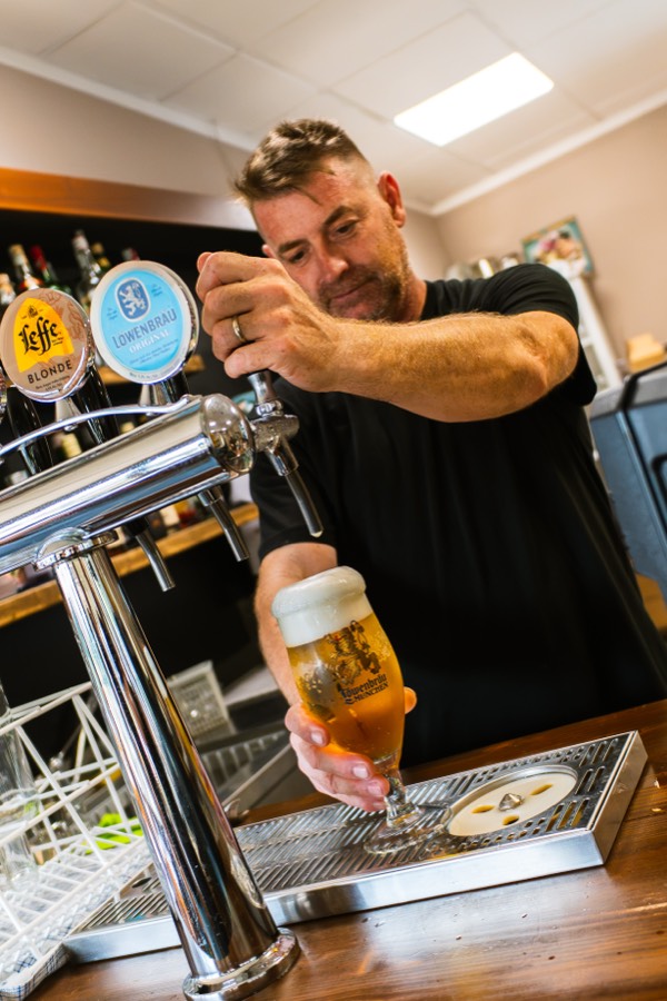 Spillatura di una birra alla spina al bar